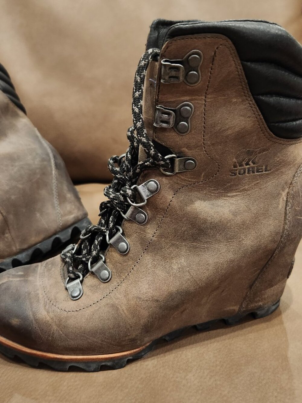 Like new brown leather lace up Sorel wedge boots